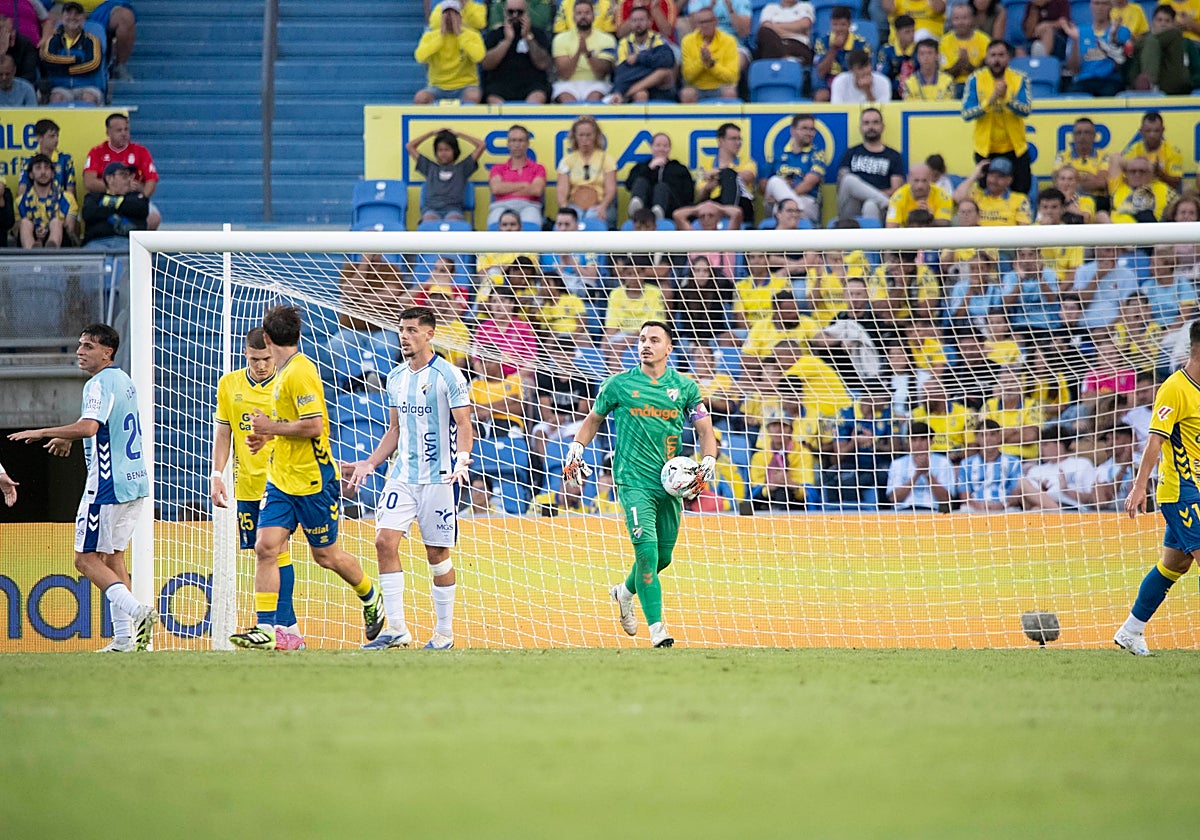 Alfonso Herrero, con el balón en la mano tras un ataque de Las Palmas.
