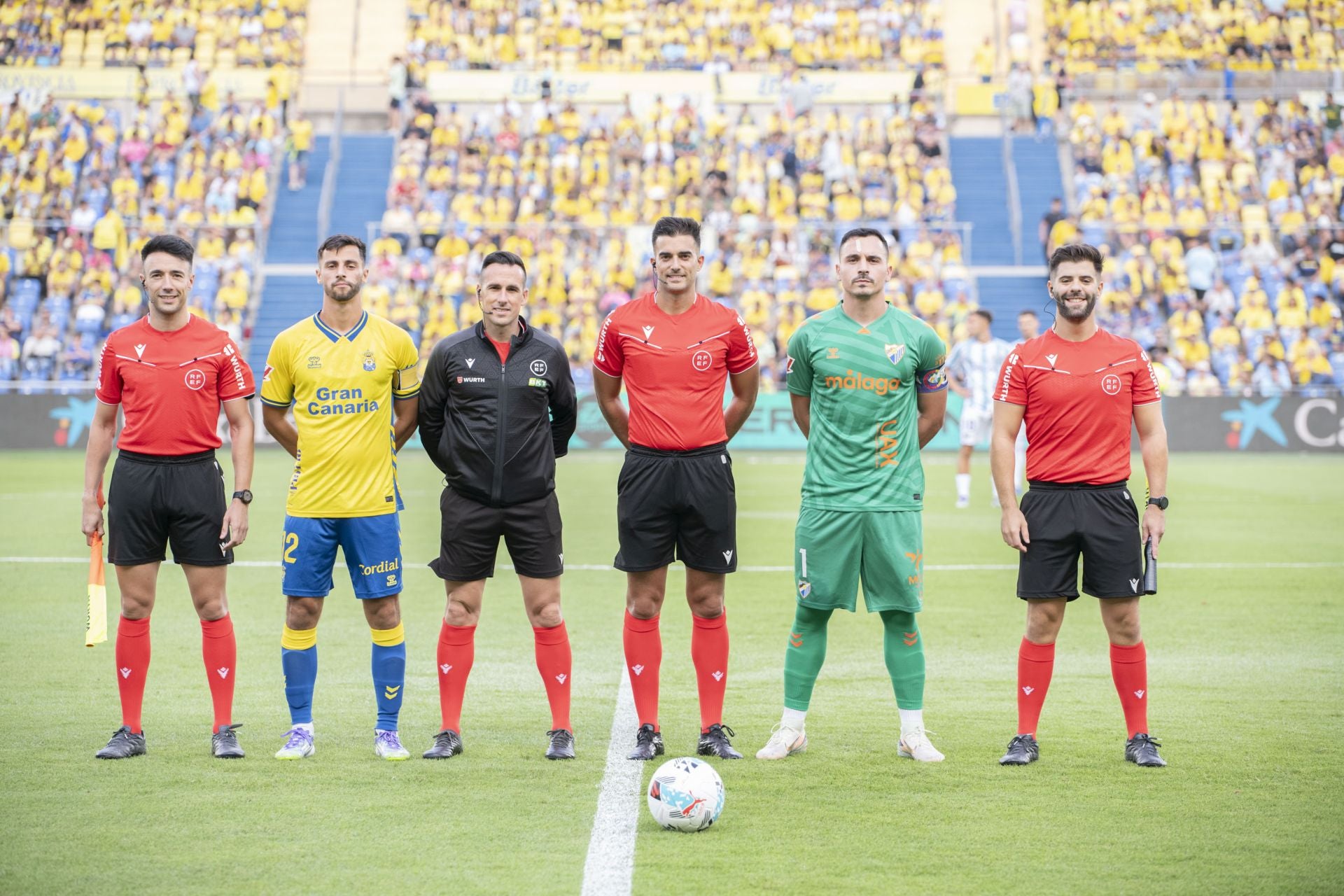 El partido Las Palmas- Málaga, en imágenes
