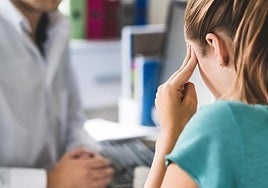 Las mujeres andaluzas padecen de media el doble de problemas crónicos que los hombres