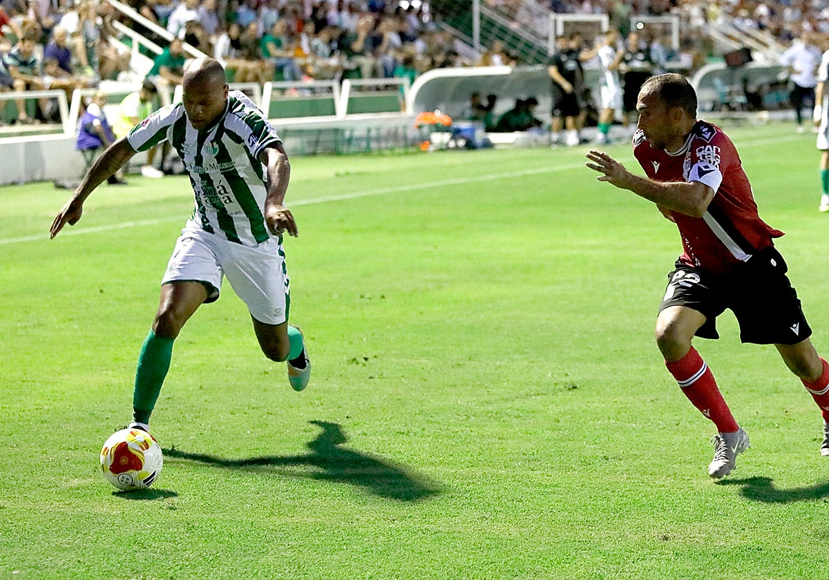 Biabiany conduce la pelota en el duelo frente al Cartagena.