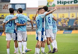Rafa celebra su gol haciendo un gesto con la mano que muestra el 'tres'.