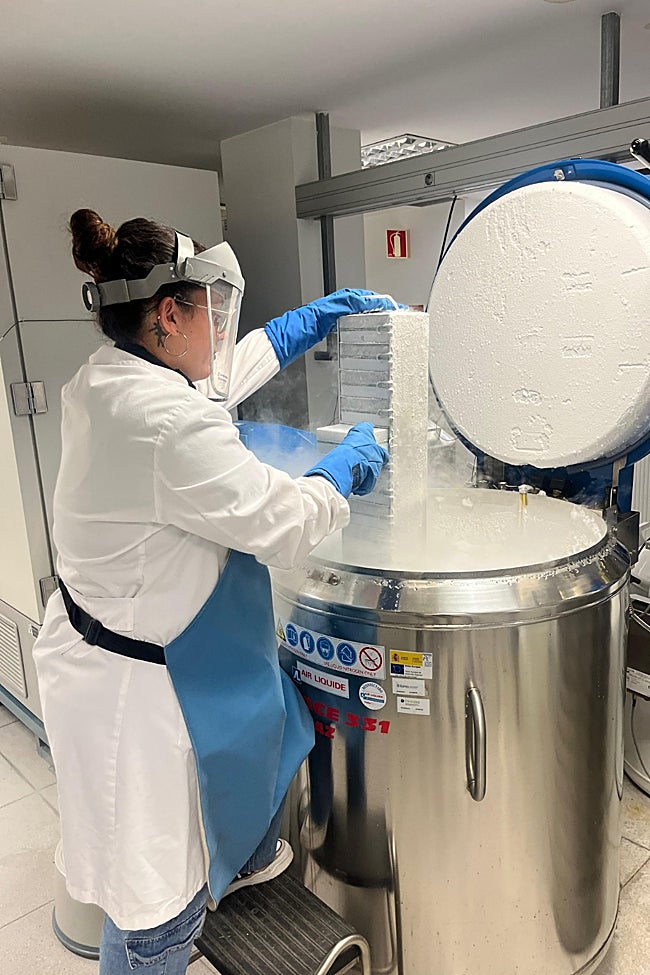 Otra imagen de una de las investigadores del Biobanco.