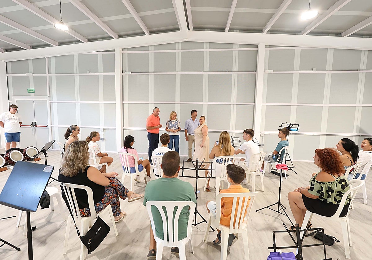 La alcaldesa de Marbella, Ángeles Muñoz, ha visitado la nueva sede de la Agrupación Musical Marbella, una nave que ha construido el Ayuntamiento en Arroyo Primero.