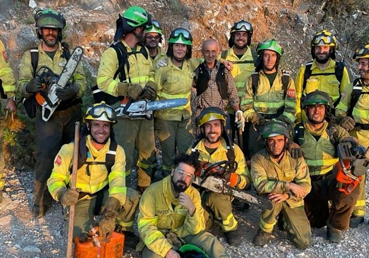 Salvador Pérez 'Senderito' con los BRICA a los que guió en el incendio.