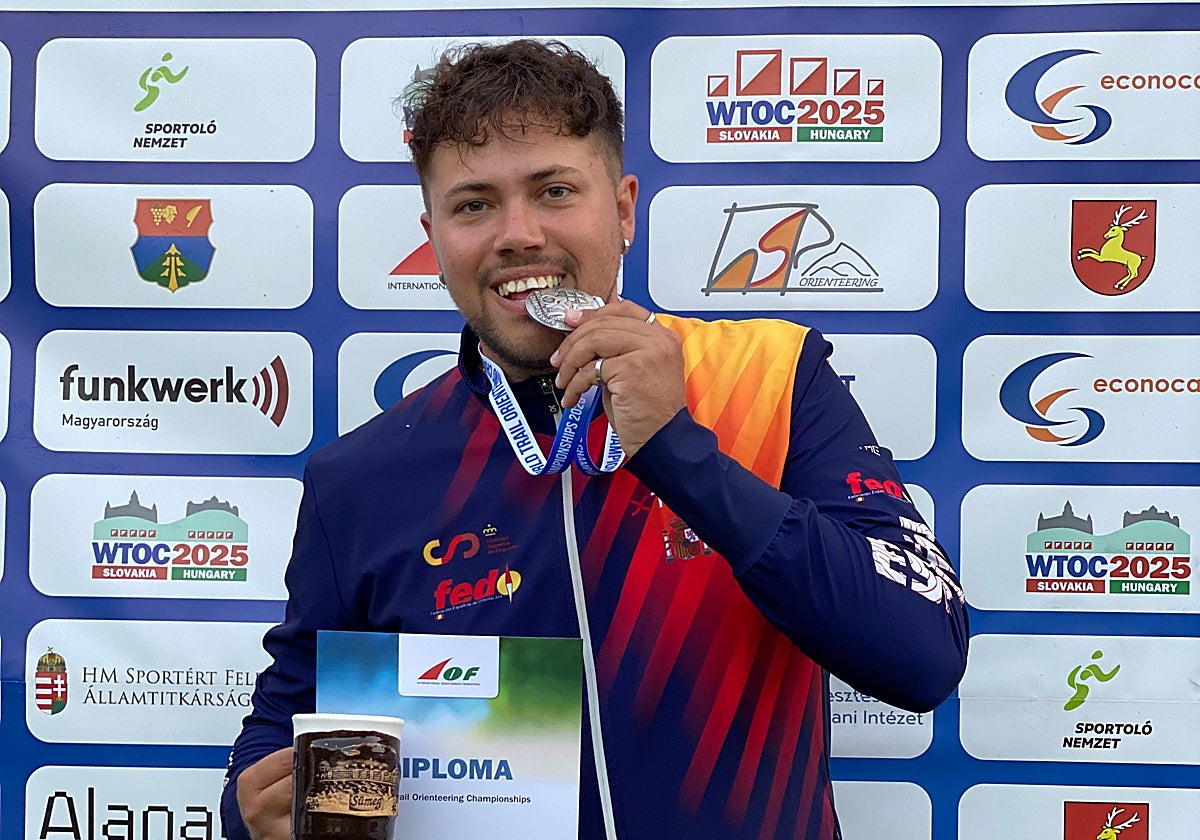 Aguilar, posando desde el Mundial de Hungría y Eslovaquia con su medalla de plata individual.