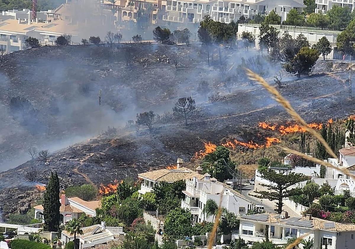 Imagen principal - Extinguido el incendio en Benalmádena que llevó al desalojo de seis viviendasy cortes de tráfico este lunes