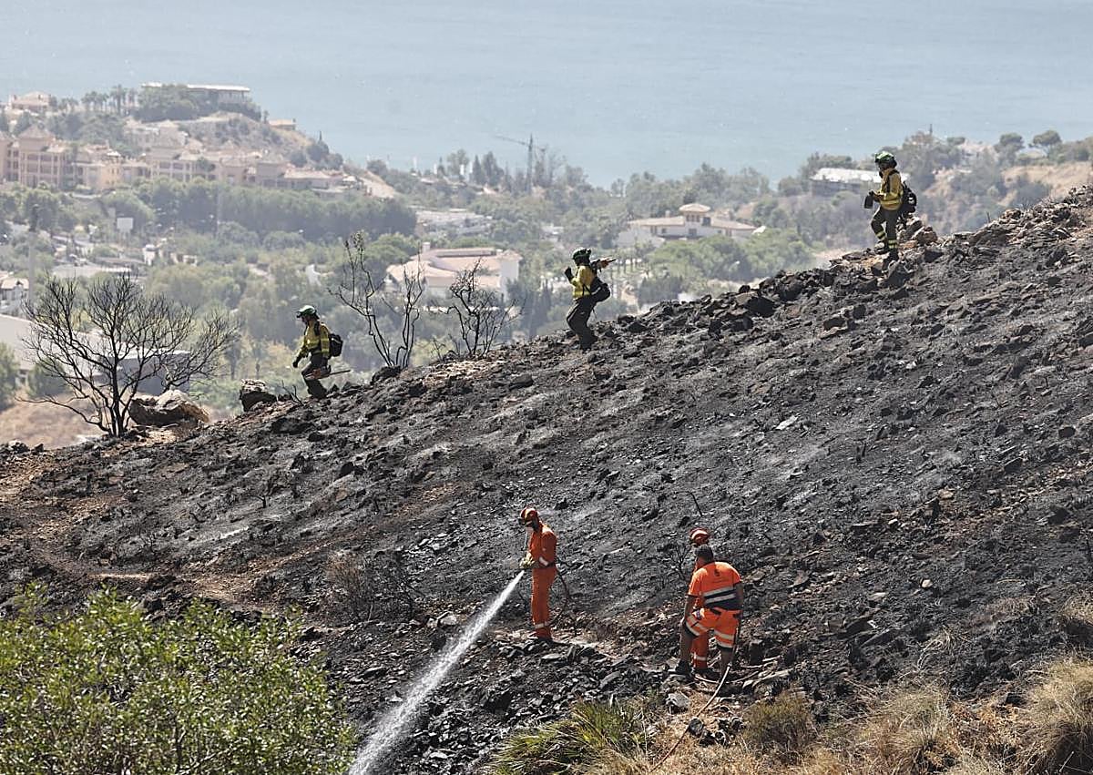 Imagen secundaria 1 - Extinguido el incendio en Benalmádena que llevó al desalojo de seis viviendasy cortes de tráfico este lunes