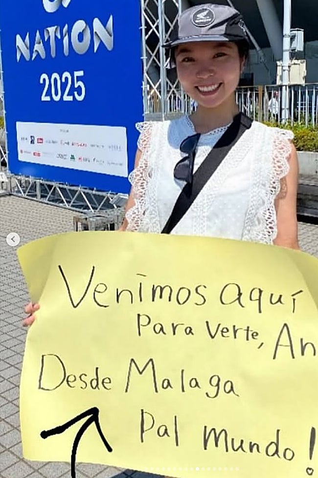 Una espectadora del concierto en Japón con un cartel para Ana Mena escrito en español.