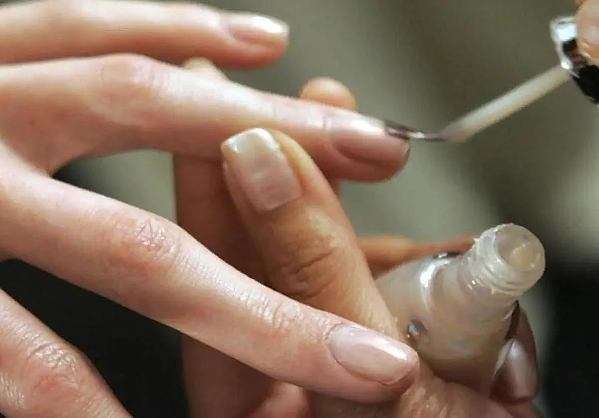 La UE prohíbe dos componentes habituales en los esmaltes de uñas semipermanentes