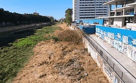 Vista de las basuras acumulada en el cauce delGuadalmedina, junto a los nuevos edificios de Martiricos.