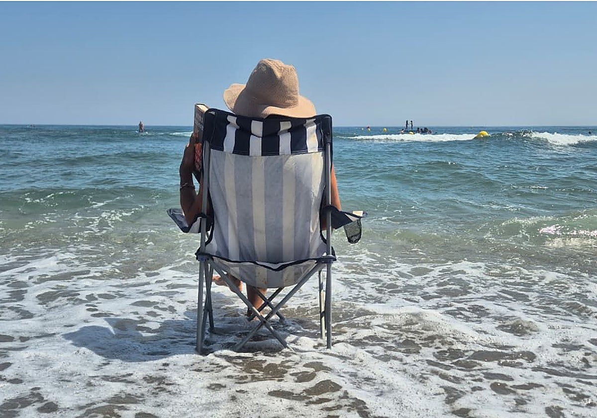Un turista disfruta del sol y de la playa.