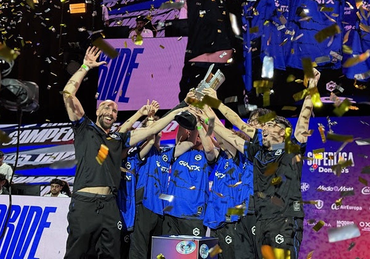 GIANTX levanta el trofeo de campeón de España de la Superliga LVP de League of Legends.
