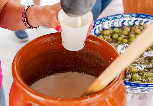 Reparto de ajoblanco en Almáchar.