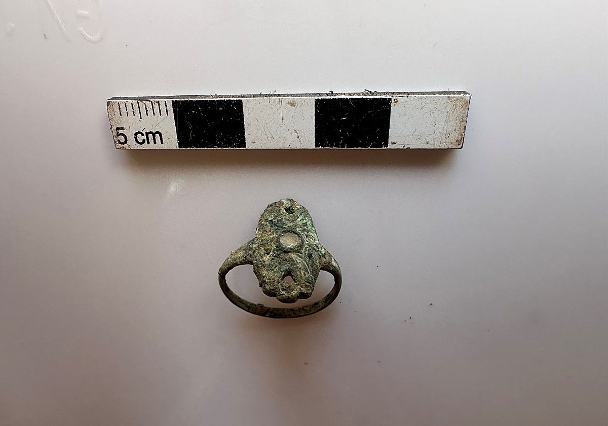 Imagen principal - Objetos personales aparecieron en la primera fosa común de Campillos.