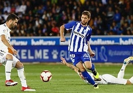 Darko Brasanac conduce el balón en una imagen con la camiseta del Alavés.