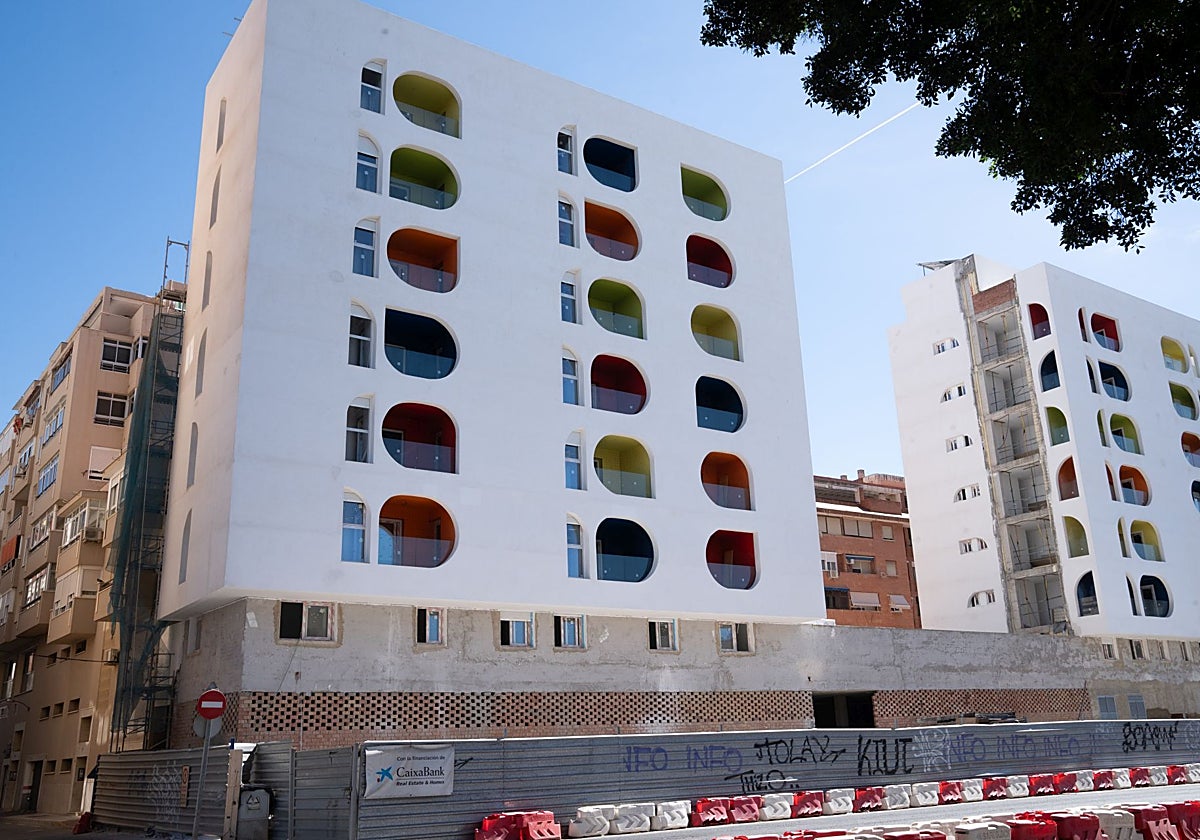 Aspecto de las obras de los edificios para 35 VPO construidos por el Ayuntamiento en la avenida de José María Garnica.