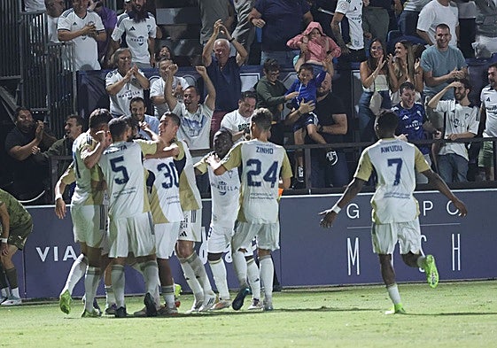 Los jugadores del Marbella celebran el gol del triunfo, el conseguido por Eugeni.