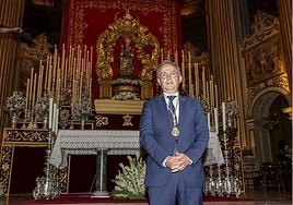 Miguel Orellana, hermano mayor de la Victoria, delante del altar de la Patrona en la Catedral.