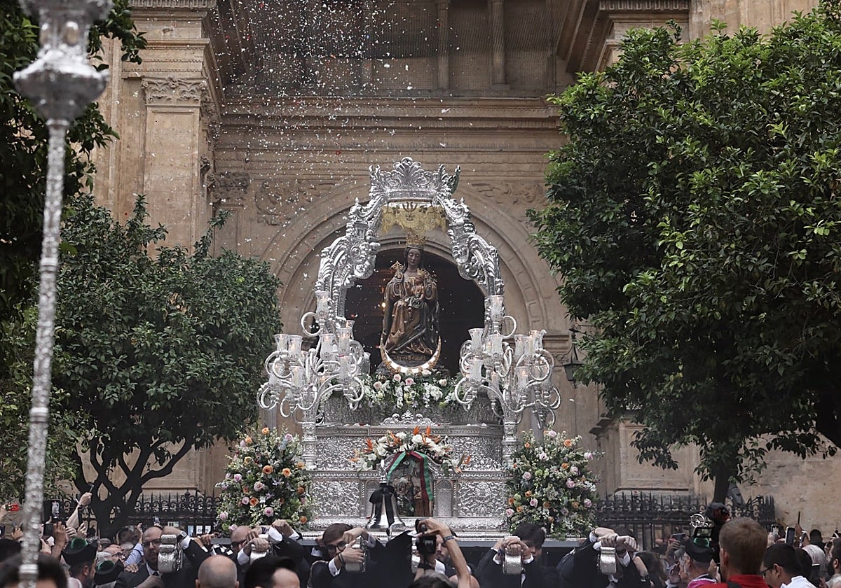 La Virgen de la Victoria, en su antiguo trono, que será sustituido por uno de madera.