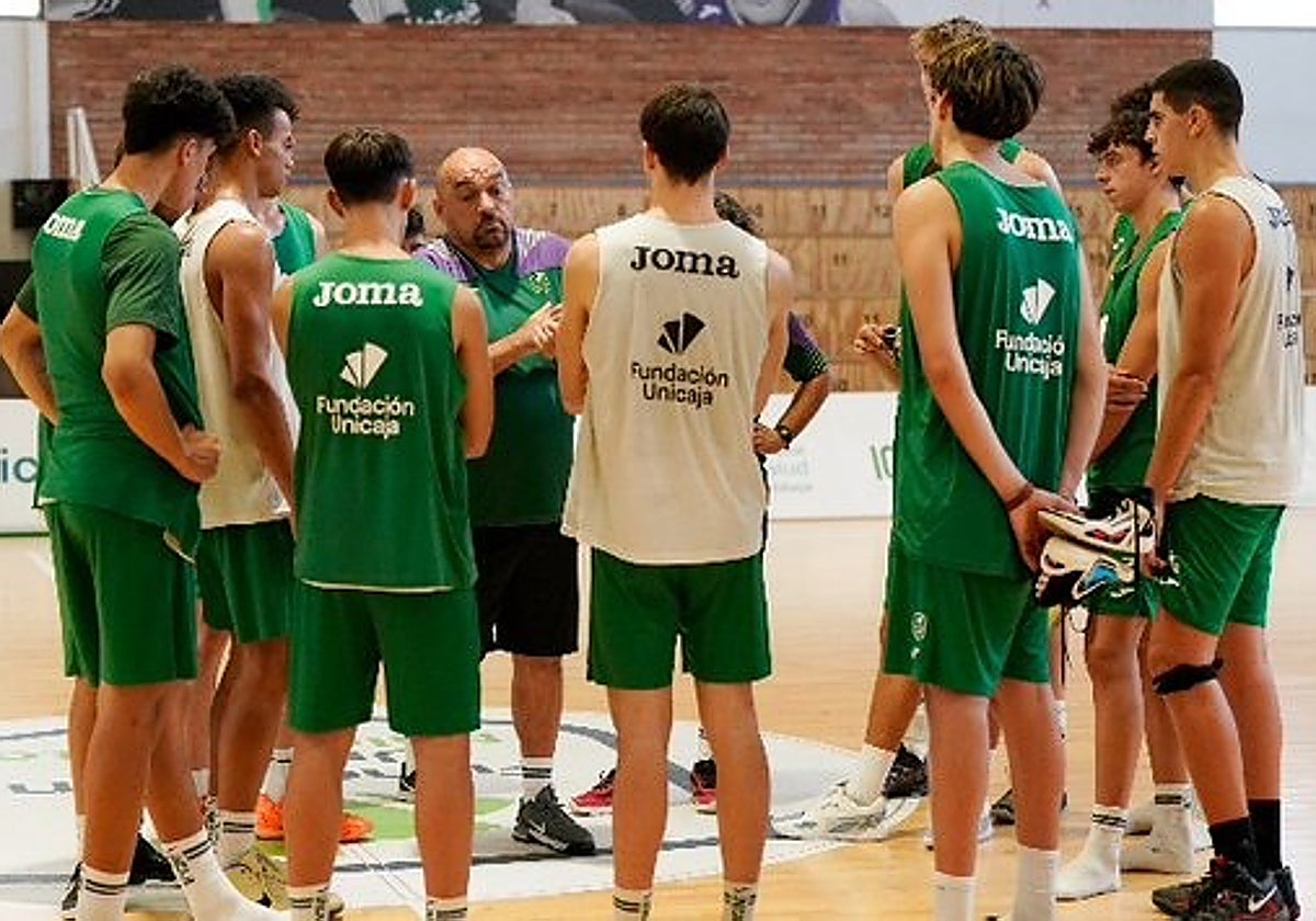 Manolo Trujillo instruye a sus jugadores en el primer entrenamiento.