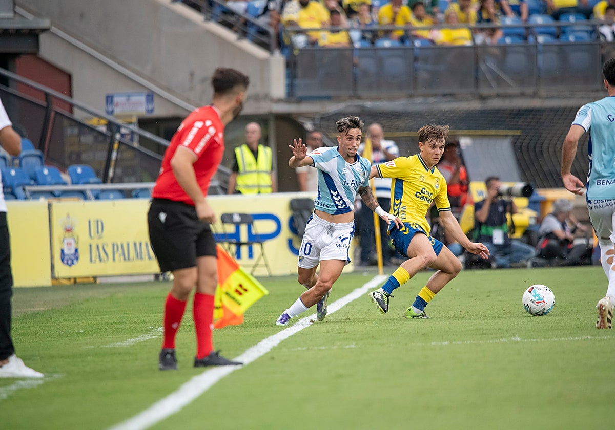 Larrubia intenta dejar atrás a Sergio Barcia, de Las Palmas.