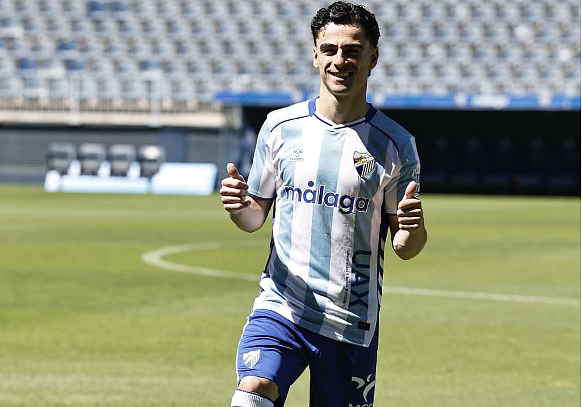 Dorrio posa como nuevo jugador del Málaga.