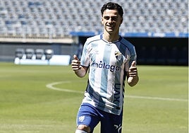Dorrio posa como nuevo jugador del Málaga.