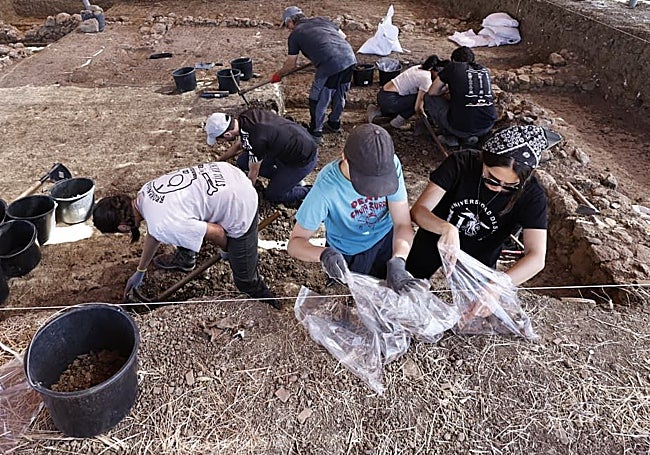 A la vez que se desciende, se guarda y clasifica el material hallado en las excavaciones.