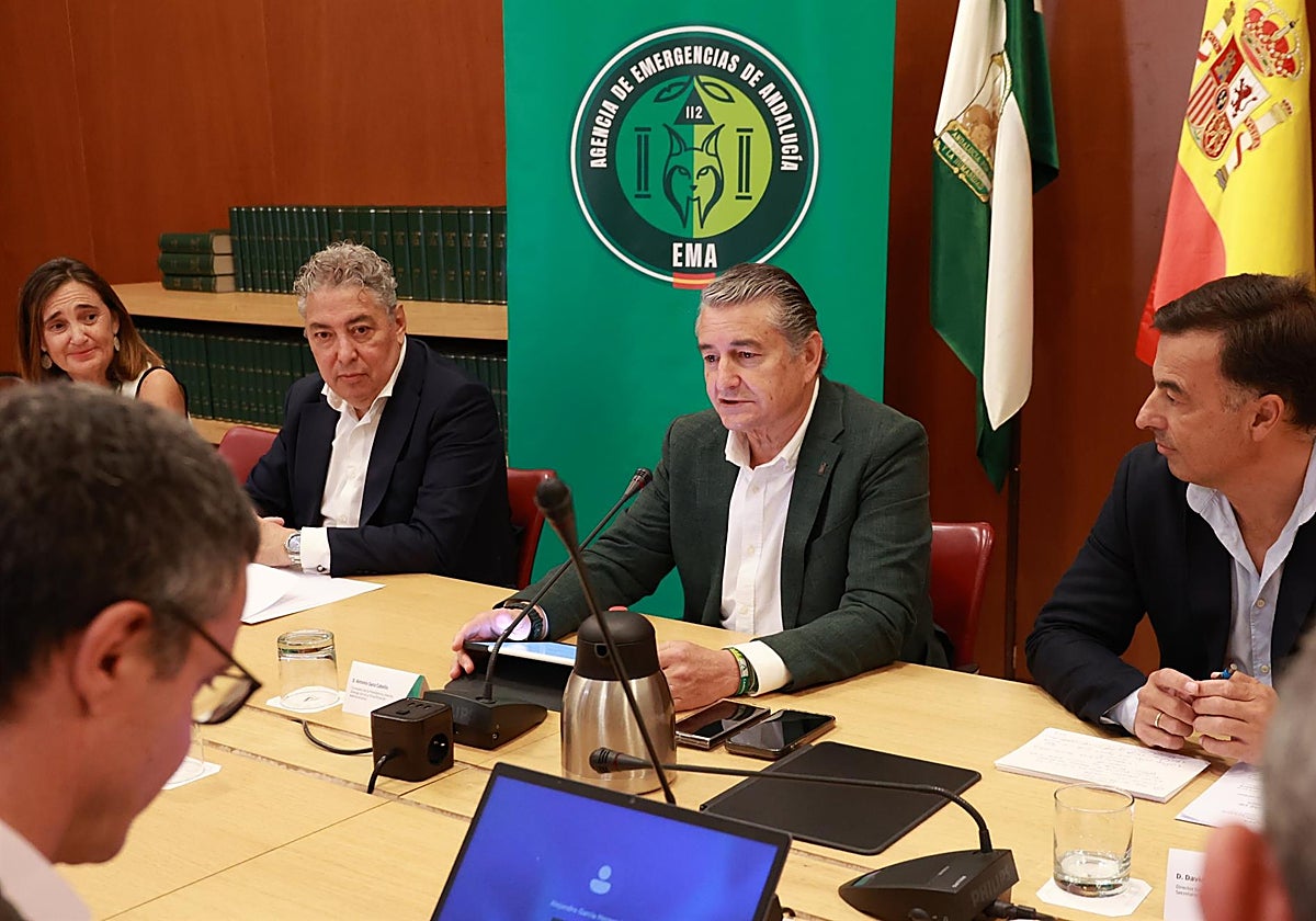 El consejero de Presidencia, Antonio Sanz, en la reunión de la Agencia de Emergencias de Andalucía.