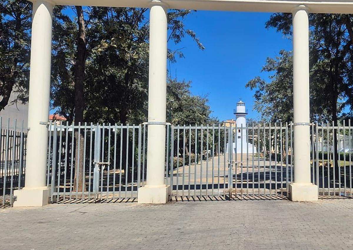 Imagen secundaria 1 - ¿Gripe aviar en Málaga? Cierran el Parque de Huelin tras la muerte de una veintena de aves