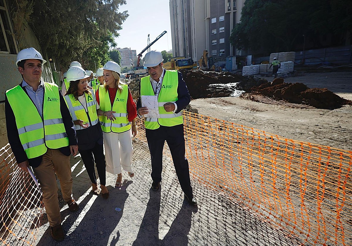 Las consejeras de Fomento y Economía, hoy durante la visita a las obras del metro.