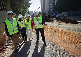 Las consejeras de Fomento y Economía, hoy durante la visita a las obras del metro.