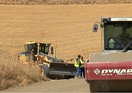 Operarios y maquinaría actúan sobre uno de los caminos rurales de Alhaurín el Grande.