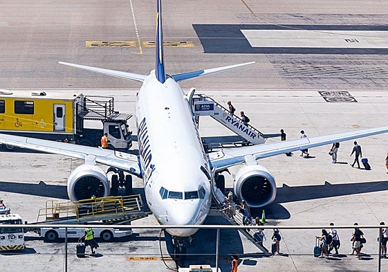 Pasajeros se dispone a subir a un avión de Ryanair en el aeropuerto de Málaga.