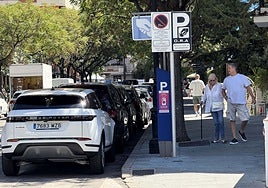 Área de zona azul en el centro de Marbella sin plazas de aparcamiento disponibles.