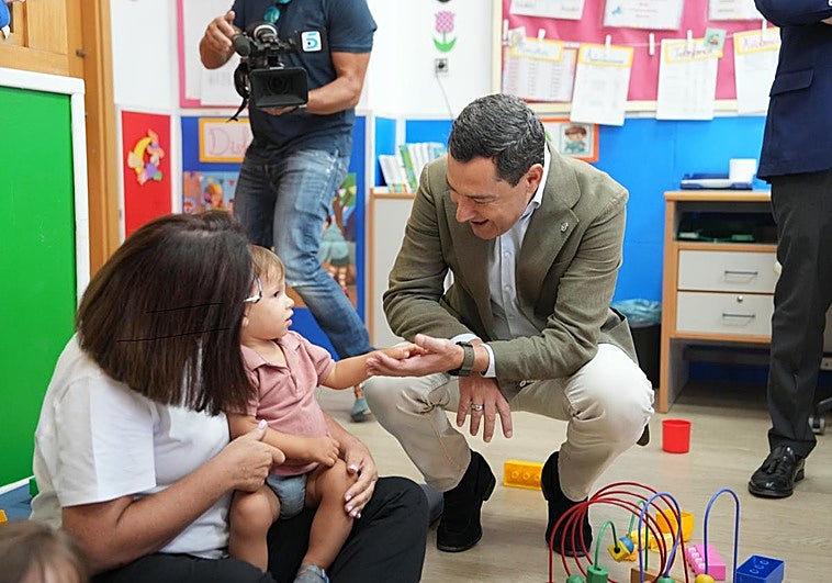 El presidente andaluz, Juanma Moreno, en la apertura del curso de Educación Infantil en Sevilla.