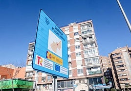 Cartel de una Zona de Bajas Emisiones (ZBE) en la Plaza Elíptica de Madrid.