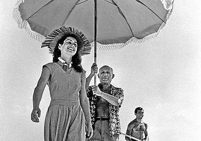 Pablo Picasso y Françoise Gilot, en la mítica foto playera de Robert Capa en la Costa Azul francesa en 1951.