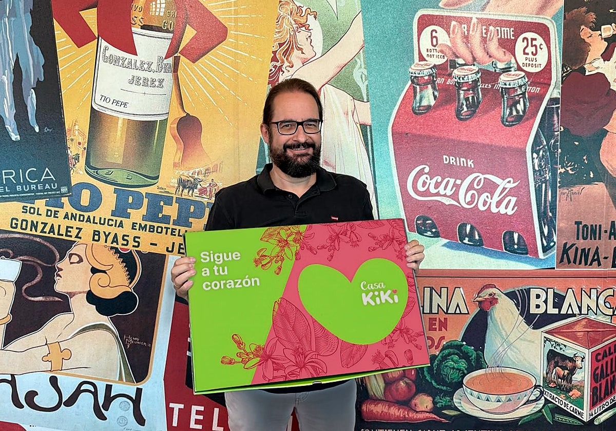 Juanjo García, director de marketing y comunicación de Casa Kiki, junto al nuevo diseño de las cajas.