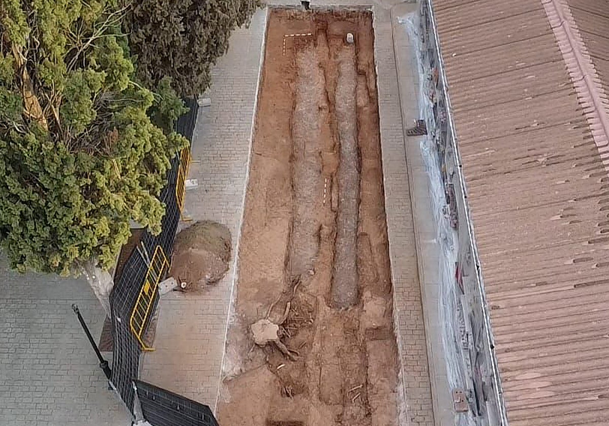 Vista aérea de la primera fosa común de Campillos.