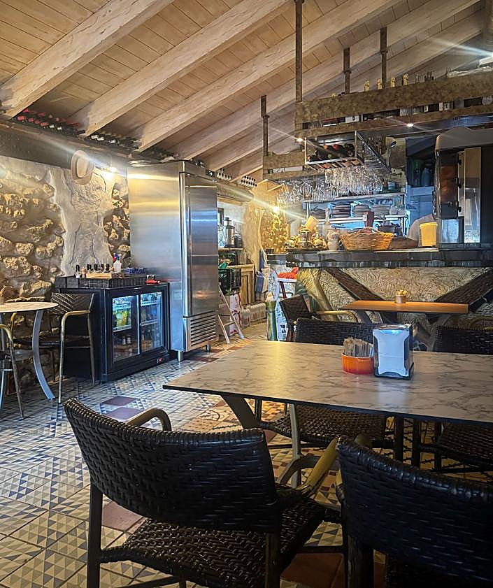 Imagen secundaria 2 - El desayuno que triunfa en Marbella: carajillo de whisky japonés y mollete de cerdo ibérico