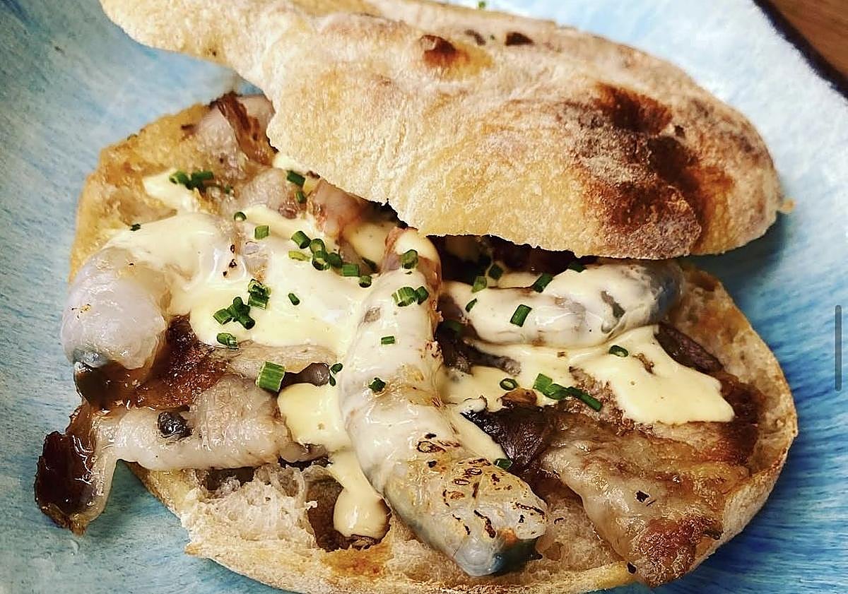 Imagen principal - El desayuno que triunfa en Marbella: carajillo de whisky japonés y mollete de cerdo ibérico