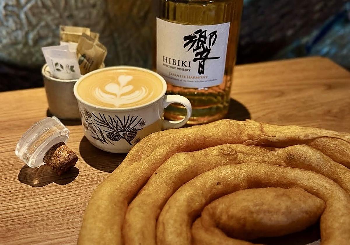 El desayuno que triunfa en Marbella: carajillo de whisky japonés y mollete de cerdo ibérico