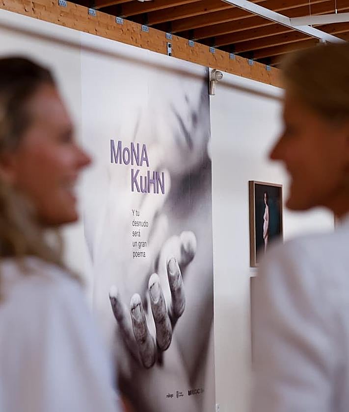 Imagen secundaria 2 - Mona Kuhn revisa el desnudo en la fotografía en su primera exposición en España en el MUCAC La Coracha