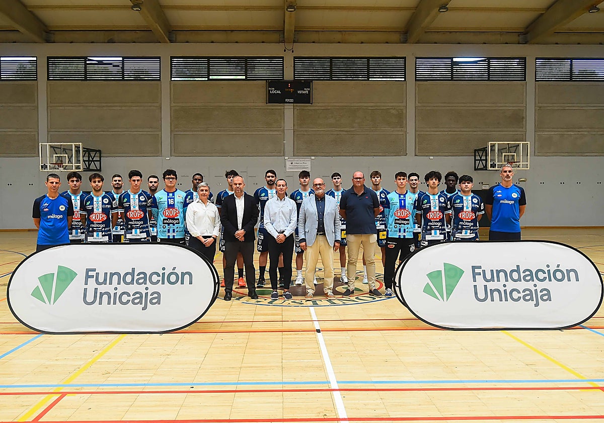 Responsables de Fundación Unicaja y del Tops Málaga, con la plantilla del primer equipo en Los Olivos.