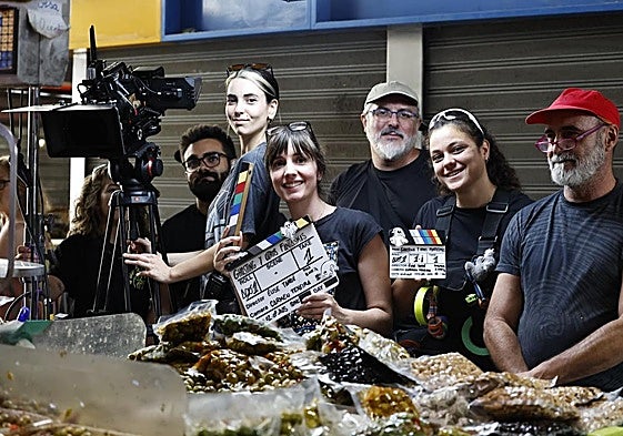 El equipo de rodaje de 'Ghosting y otros fantasmas'. La directora, Élise Tandé, sostiene la claqueta.