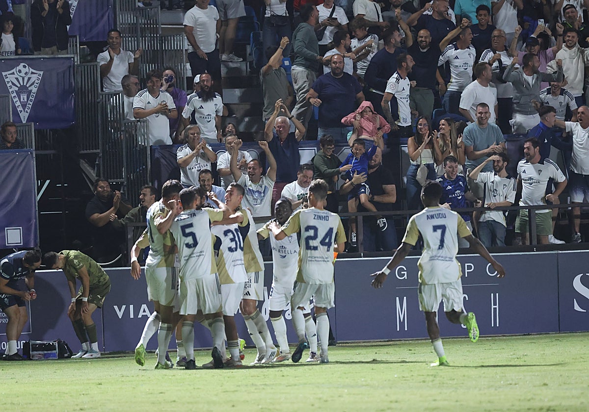 Los jugadores del Marbella celebran su segundo gol al Murcia, el de la fremontada).