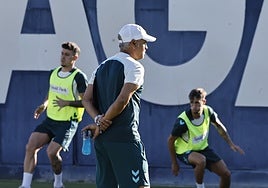 Sergio Pellicer supervisa el trabajo de sus jugadores en una sesión de entrenamiento de esta semana.