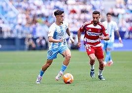 Larrubia conduce la pelota, con Abde Rebbach detrás, en el último derbi del Málaga frente al Granada.