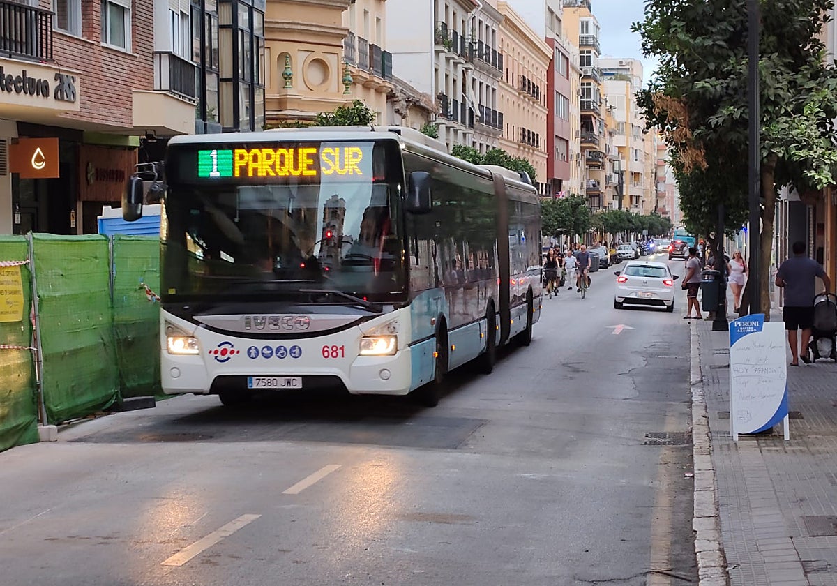 Un autobús de la EMT sube por la calle Victoria, tras la reapertura al tráfico.